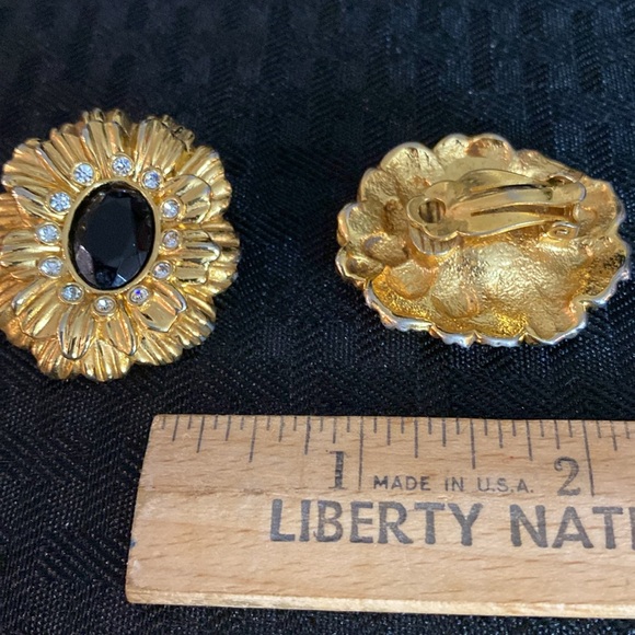 Vintage Kenneth J Lane for Avon Jeweled Flower Clip Earrings Goldtone Black - Picture 3 of 5
